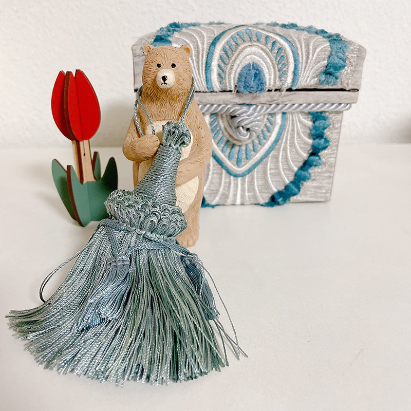 ホワイトローズとダマスクリボンのタッセル入豪華エレガントリース♪♪ ホワイトローズとダマスクリボンのタッセル入豪華エレガント